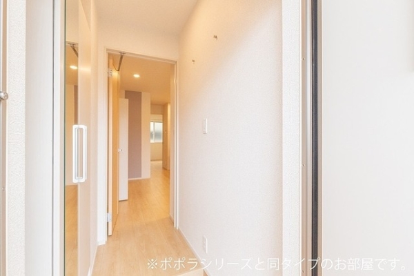 玄関　※参考写真　同建築メーカー施工の同間取完成他物件のものです。