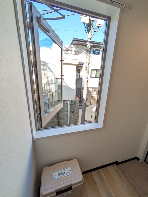 眺望　玄関入ってすぐには窓があります。