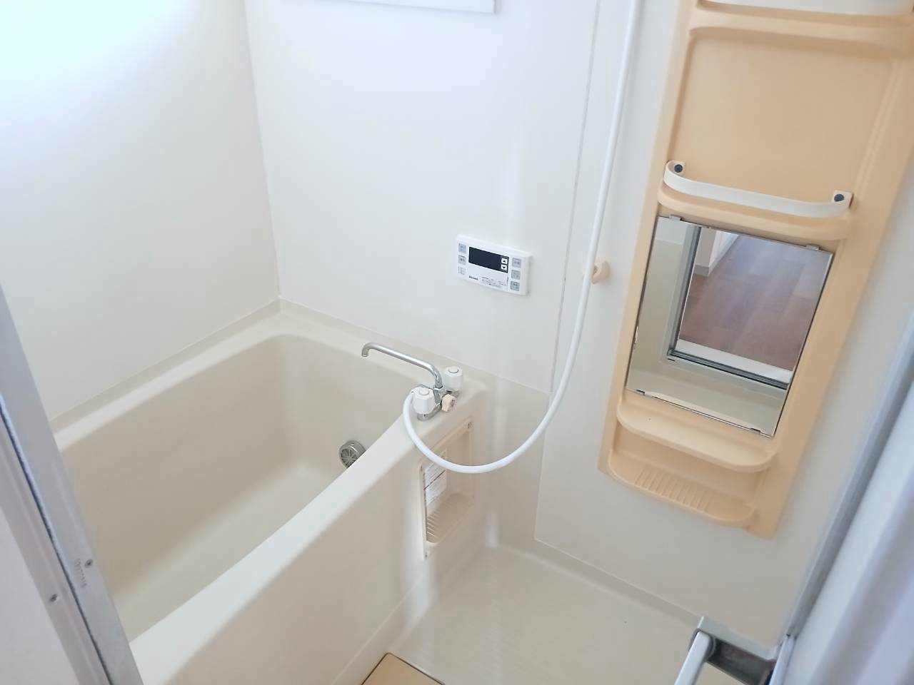 バス・シャワールーム　コンパクトで使いやすいお風呂です