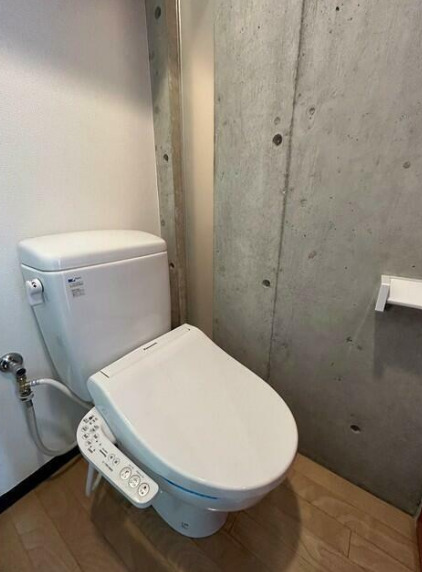 トイレ　温水洗浄便座です。
