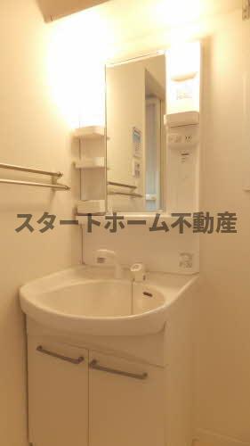 洗面設備　ゆったりとスペースのある洗面所