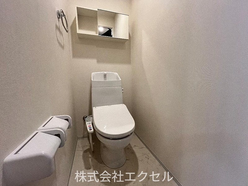 トイレ　温水洗浄便座です。