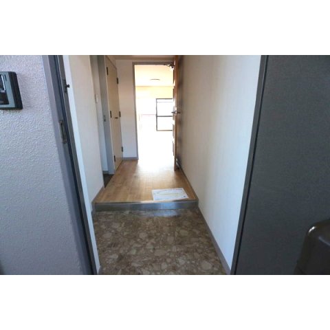 玄関　※写真は同じマンションの違う部屋のものになります。