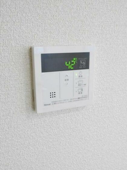 その他設備　給湯はリモコンで温度設定　お湯のハンドル１本で適温が出ます。