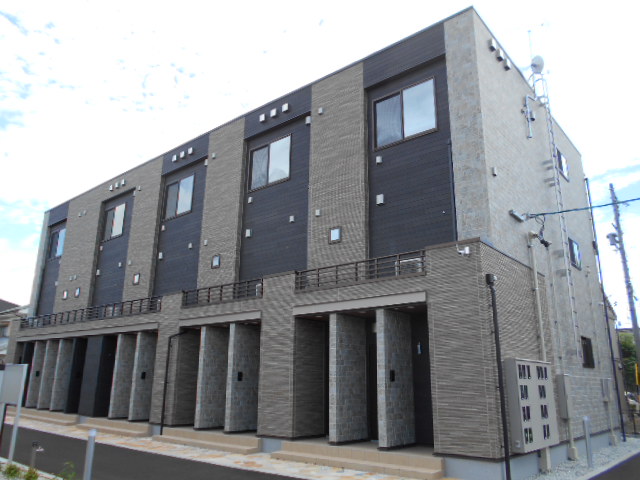 建物外観　建物玄関側（北面）を北西方向より撮影