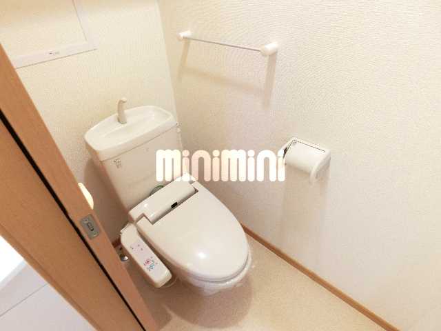 トイレ　温水洗浄機能の付いたトイレです。
