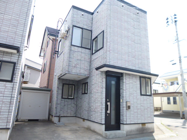建物外観　一戸建てなので、お子様がいるファミリーにもおすすめ。