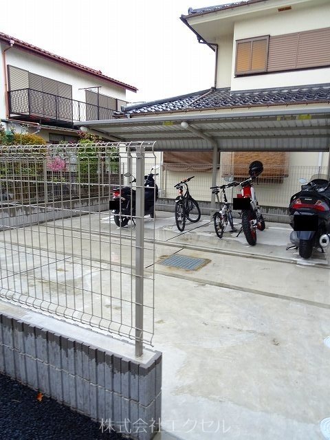 その他共有部分　屋根付き駐輪スペース。