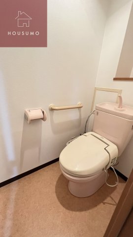 トイレ　落ち着いた色調のトイレです
