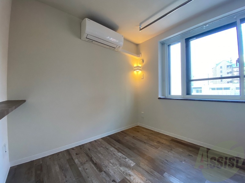 その他部屋・スペース　寝室はこちらです。光が差し込む、温かみのあるお部屋です。