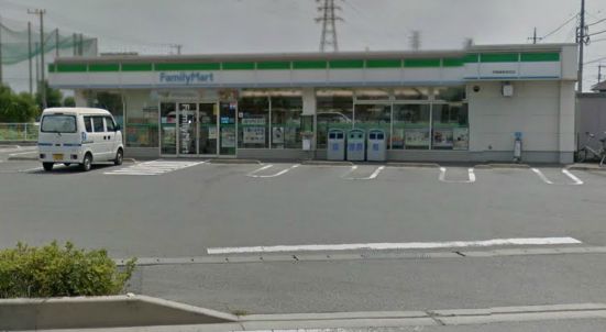 コンビニ　ファミリーマート伊勢崎東高前店（コンビニ）まで697m