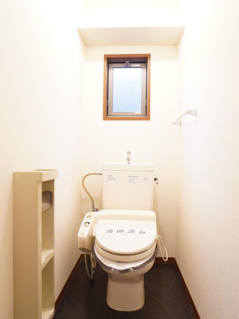 トイレ　冬もあたたかい温水暖房便座を完備