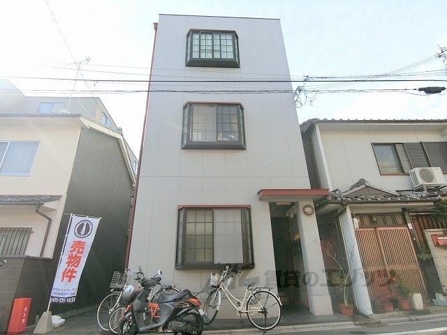 京都市中京区西ノ京平町のマンションの建物外観