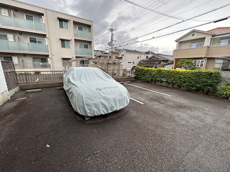 【新伊丹シャネルの駐車場】