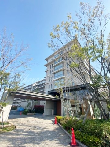 茅ヶ崎市浜見平のマンションの建物外観