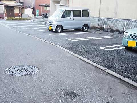 【富山市千代田町のアパートの駐車場】