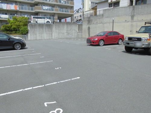 【明石市大久保町谷八木のマンションの駐車場】