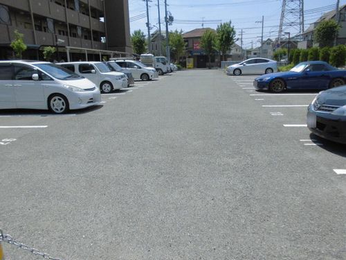 【神戸市西区二ツ屋のマンションの駐車場】