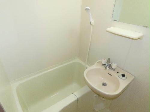 バス・シャワールーム　洗面台とユニット式のお風呂です