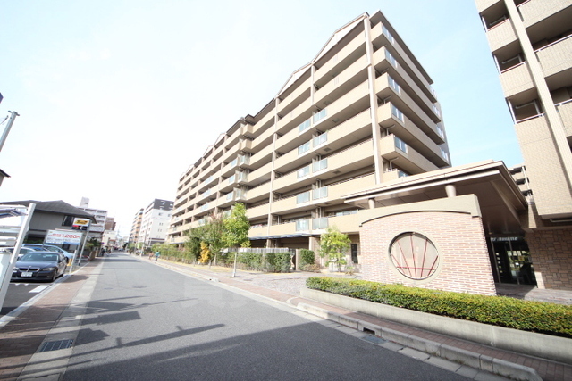 奈良市西大寺東町のマンションの建物外観