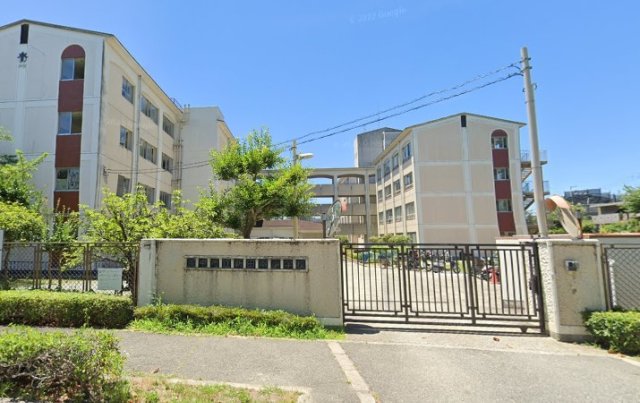 【ラヴィオラ桃山台の小学校】