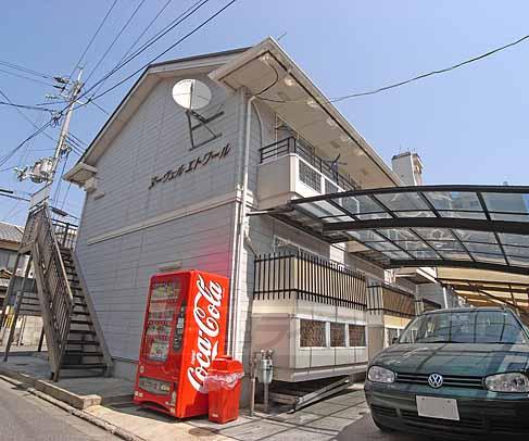 京都市上京区北猪熊町のアパートの建物外観