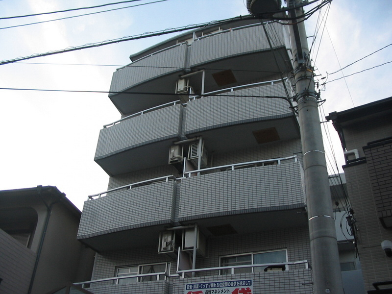 生駒市山崎新町のマンションの建物外観