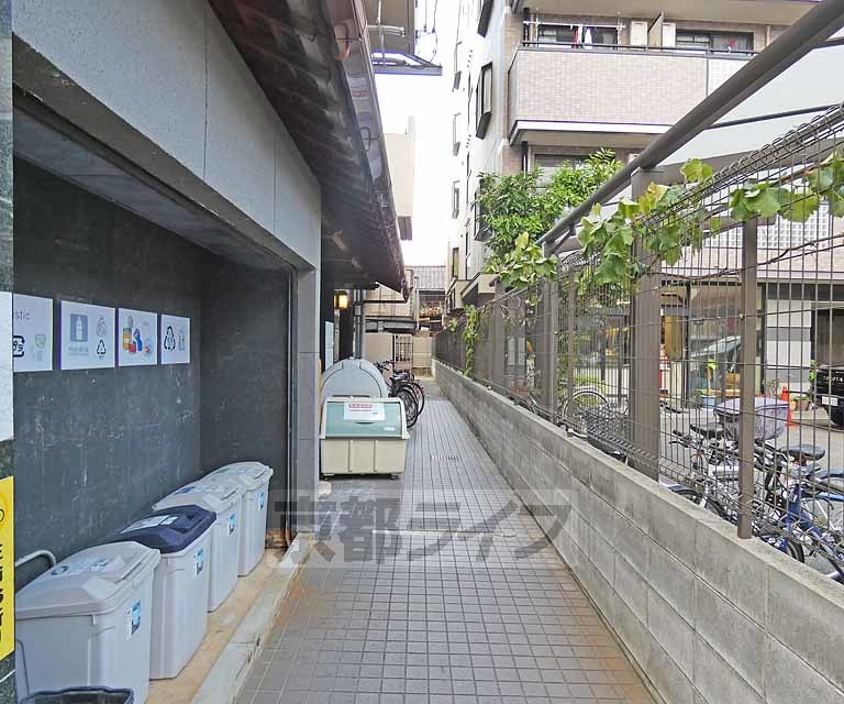 【京都市上京区田中町のマンションのエントランス】