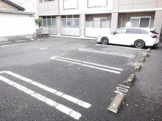 【館林市松原のマンションの駐車場】