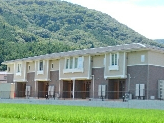 岡山市北区御津野々口のアパートの建物外観