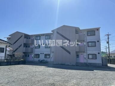 姶良市加治木町反土のマンションの建物外観