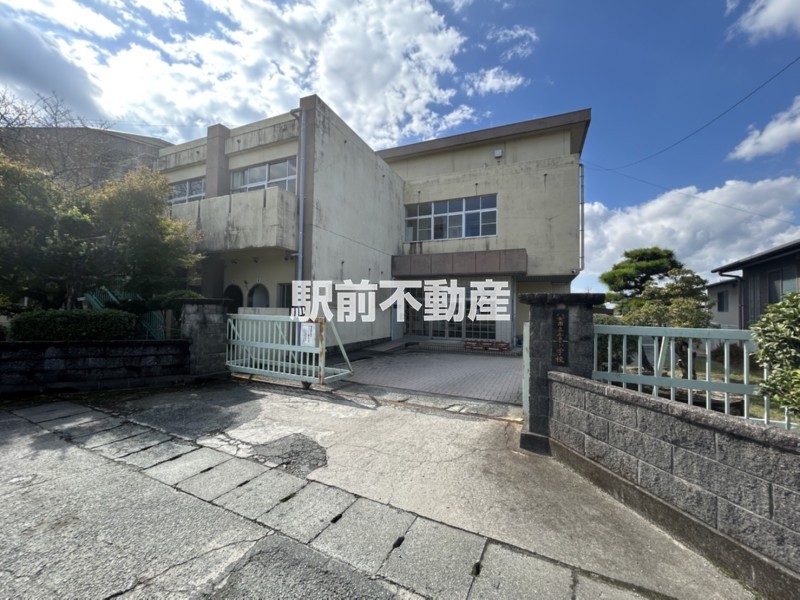 小学校　上妻小学校（小学校）まで900m