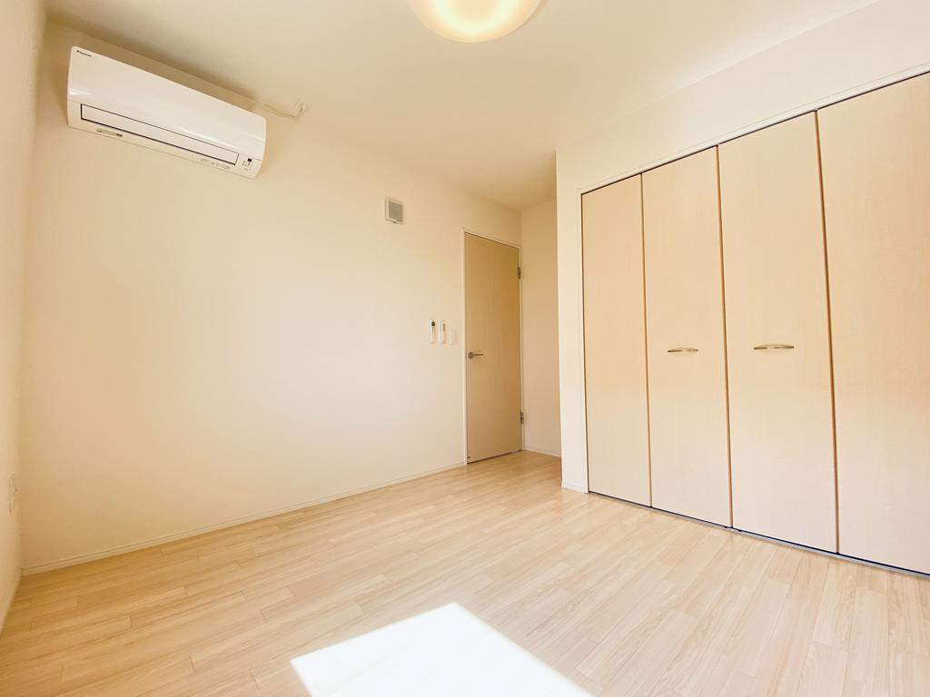その他部屋・スペース　洋室は約5帖、エアコン付きです。