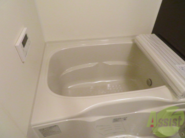 バス・シャワールーム　茶色の壁がオシャレなユニットバスになりますね。