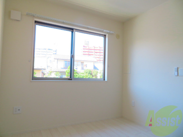 その他部屋・スペース　こちらのお部屋は腰窓が付いた４．２帖のフローリングです