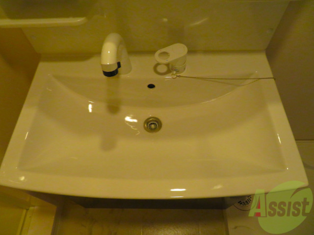 洗面設備　オシャレな三面鏡のついたシャンプードレッサーですよー。