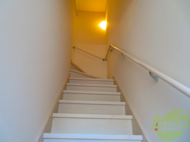 玄関　玄関からはこちらの階段を上がてきますよ。