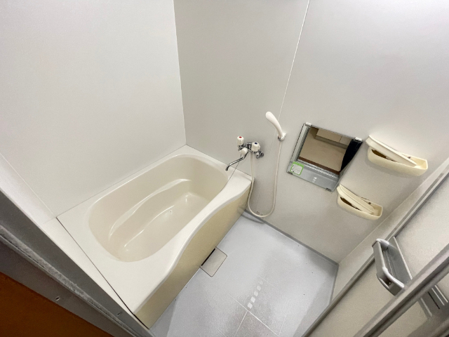 バス・シャワールーム　鏡の付いた浴室です