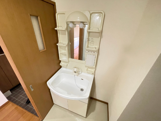 洗面設備　脱衣所には独立洗面台があります