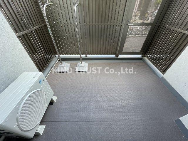 バルコニー　暖かな日差しのふりそそぐバルコニー