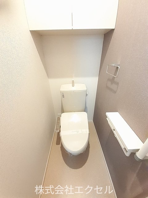 トイレ　温水洗浄便座です。
