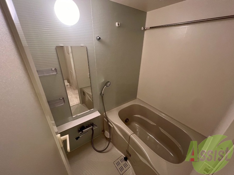 バス・シャワールーム　お風呂はゆったりと入るには充分な広さです。