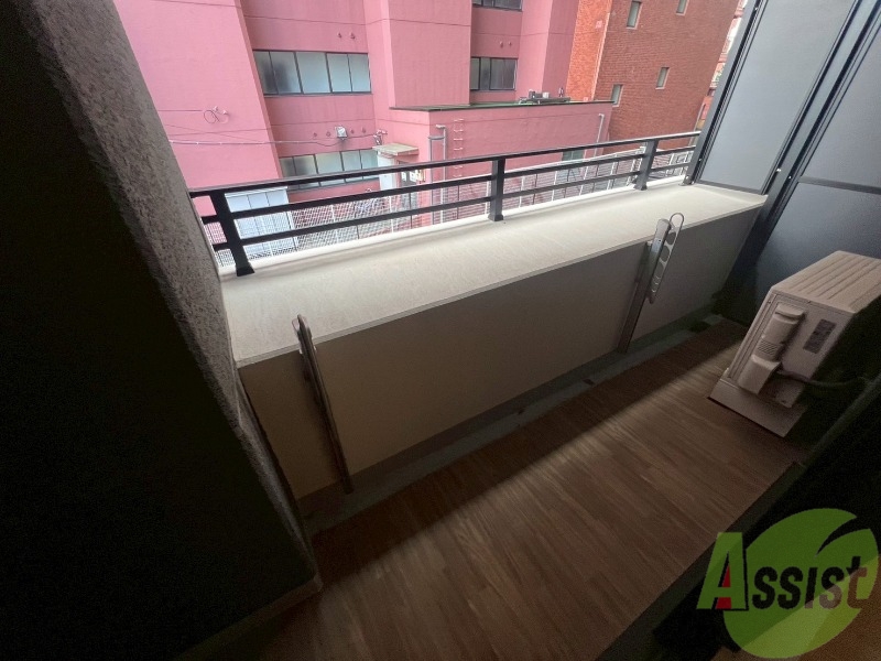 バルコニー　バルコニーは洗濯物を干すには充分な広さです。