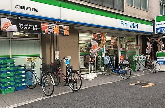 コンビニ　ファミリーマート京町堀三丁目店（コンビニ）まで107m