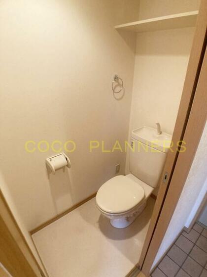 トイレ　※別号室の写真のため現況と少し異なります