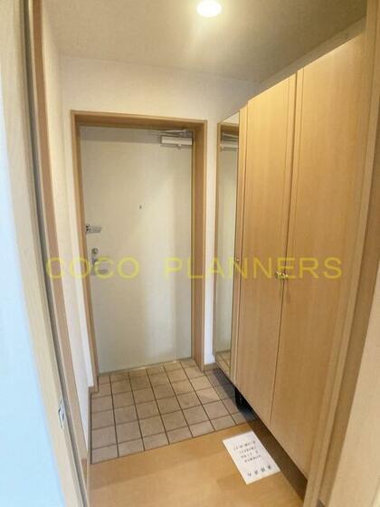 玄関　※別号室の写真のため現況と少し異なります