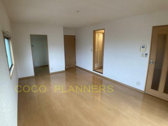 居室・リビング　※別号室の写真のため現況と少し異なります