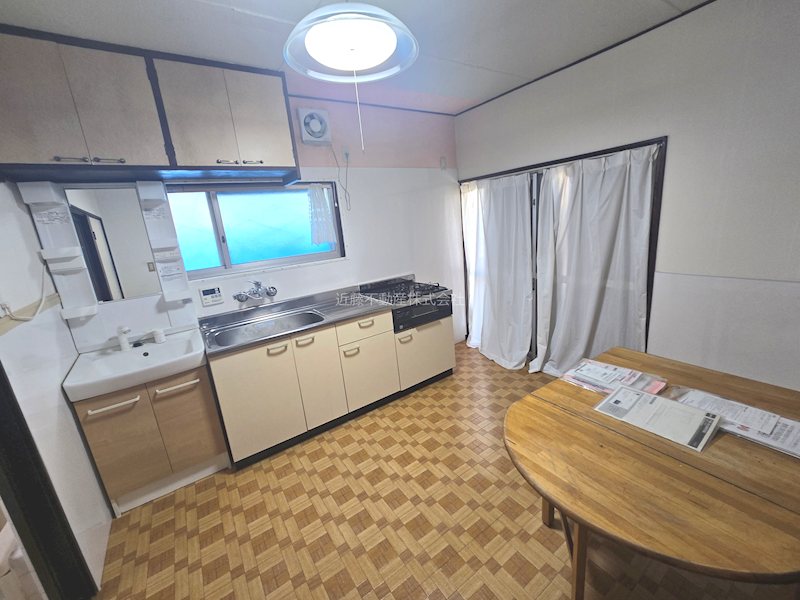 居室・リビング　備え付けの机付きのリビングです。