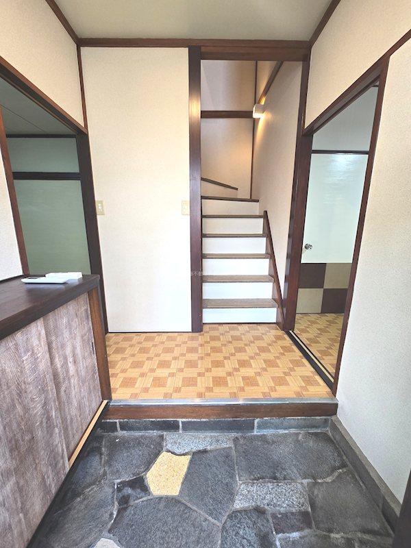 玄関　下駄箱付きで広めな玄関です