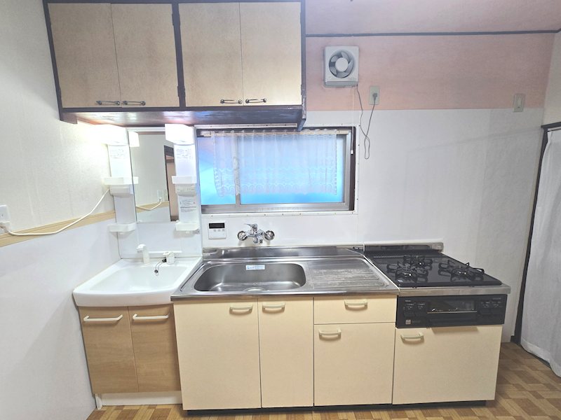 キッチン　3口コンロのシステムキッチン